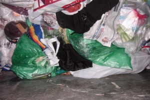 Hier klappt das recht komfortabel: Man muss seinen Abfall nicht anheben und dann in einen oft überfüllten 1,1 cbm Container stopfen, sondern einfach den runden Deckel auf und den Dreck reinplumpsen lassen.