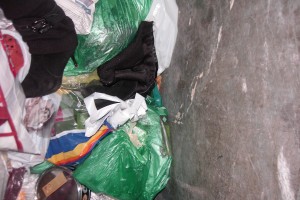 Diese Stiefel hingen sicherlich von den gepflegten Fingern am Schaft ordentlich runter, als die Frau den Deckel geöffnet hat und kurz die Finger gepreizt hat. Sicherlich hat sie noch das Plumpsen in den Müll gehört, kurz bevor sie den Deckel wieder geschlossen hat.