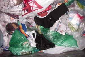 Fast einen Meter tief fielen die ausrangierten Stiefel in den Müll.