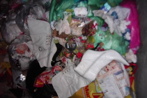 In der kurzen Zeit wurde ein Haufen Dreck auf die schwarzen Stiefel geworfen und - ich konnte es kaum fassen - wieder ein supergeiles Paar Stiefel für den Müll.