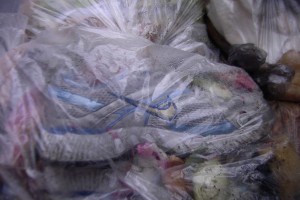 Noch einen letzten Dienst erweisen Anjas weggeschmissene Turnschuhe: Sie saugen die eklige Müllbrühe auf!