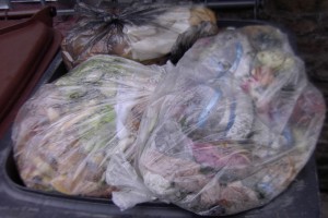 Eine alte Nylon verrottet mit den Nikes im Küchenmüllbeutel.