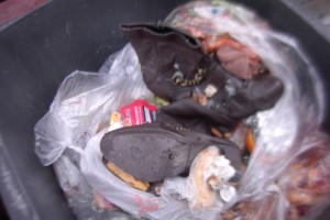 Nach Anjas zarten Füßen dufteten diese im Ekelmüll versauten Stiefeletten höchstens noch tief innen.