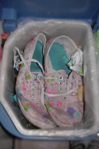 Müll1012 070.jpg (307.02 KiB) 7523 mal betrachtet Endlich hatte sich Laura daran erinnert, dass sie noch "genug" Schuhe uns Stiefel für den Herbst im Schrank hat und diese süßen aber fertigen Schüchchen keine Zukunft mehr haben.