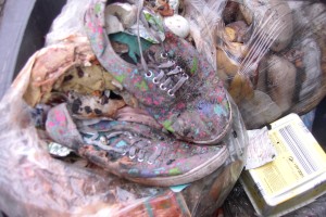 Müll1012 078.jpg (500.07 KiB) 7523 mal betrachtet Kaum zu glauben, dass da noch Tage zuvor zarte Girlyfüße drin steckten!