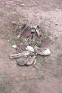 Müll1012 073.jpg (460.99 KiB) 27633 mal betrachtet Sneakers und Ballerinas rotten da vor sich hin.