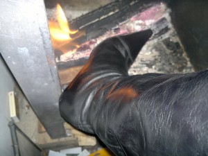 j aime bien voir réchauffé le cuir souple de la botte,
