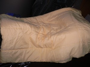 P1080680.JPG (1.31 MiB) 2245 mal betrachtet gelbe leichte Microfaserdecke. Weiß nicht, ob die von einer Ex ist (denke aber schon). Lag mit in der Kiste. Sieht noch ziemlich neu aus.