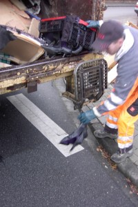 Harir01 098.jpg (250.47 KiB) 9226 mal betrachtet Flucht zwecklos, der Müllmann ist schneller!