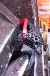 Harir01 101.jpg (279.81 KiB) 9226 mal betrachtet Seht ihr auch die edlen "Bronx"-Stiefel? Hart, aber geil!