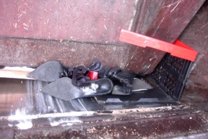 Erst jetzt zu sehen: Schwarze Riemchenstiefel und weiße, spitze Stiefel werden gerade auch platt gemacht.