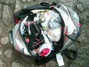 Müll1212 019.jpg (308.7 KiB) 11708 mal betrachtet Was so alles in eine alte ausgediente Sporttasche an Abfall passt.