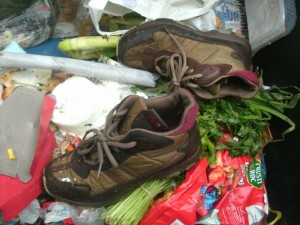 Vom Regen in den offen stehenden Restmüllcontainer klatschnasse Diesel-Sneakers.