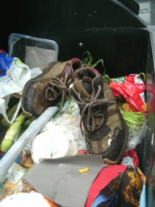 Alter ebenfalls weggeschmissener Frischkäse klebte an den edlen Sneakern.