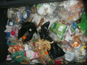 Neuwertige und noch modisch aktuelle Stiefel mit den innen noch steckenden Verpackungspapieren, lagen in einem Restmüllcontainer und jemand hatte schon gedanken- und herzlos seine Küchenabfälle draufgekippt.