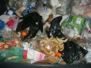 Die Stiefel glänzen noch neu und haben so gut wie keine Schramme.