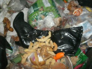 Brutal: Einfach den Siff auf die neuen Stiefel geschmissen!