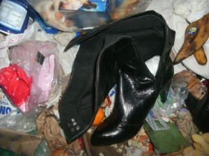 Deutlich zu erkennen sind die noch nie heraus genommenen Formhalter aus geknülltem Papier.