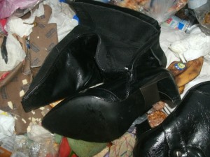 Die Sohlen und Absätze noch unverkratzt; nur der Müllsiff klebt schon etwas dran.