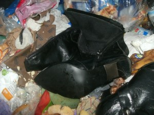 So verrückt auch diese Bilder auf einen wirken mögen, aber solche Stiefel müssen erst noch runtergelatscht werden, bevor sie geil wirken!