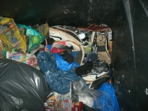 Da hilft nur noch eines: Fast den gesamten 1,1 Kubikmeter-Hausmüllcontainer ausräumen, so dass man nichts verpasst.