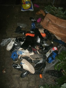 Was für einen Haufen alter Schuhe aus dem Müllcontainer!