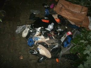 Nur einen geringen Teil habe ich mitgenommen, aber alleine schon die Menge alter vermüllter Schuhe machte mich an!