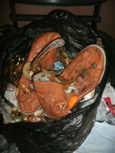 Müll1212 003.jpg (322.52 KiB) 6933 mal betrachtet Die dufteten immer sooo geil nach ihren Füßen und dann dieses "Bad" in stinkenden Küchenabfällen. Wie gemein!!
