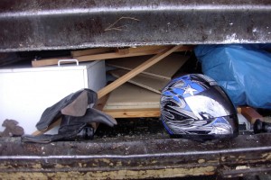 Harir01 069.jpg (277.48 KiB) 9128 mal betrachtet Ich hohem Bogen und mit Wucht wurden die Cowgirlstiefel in die laufende Sperrmüllpresse hinein geschleudert.