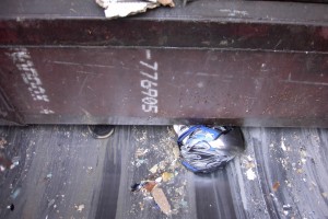 Harir01 074.jpg (250.34 KiB) 9104 mal betrachtet Regendurchweichte Möbelteile wurden regelrecht mit nicht ganz entleerten Farbeimern zusammen und ausgepresst und die Cowgirlstiefel wischten über die undefinierbare Müllbrühe.