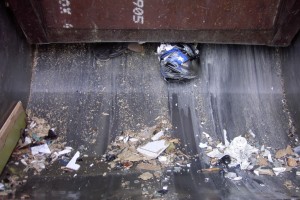 Harir01 077.jpg (267.28 KiB) 9585 mal betrachtet Da bleiben nur noch Presssplitter und Trümmer übrig!