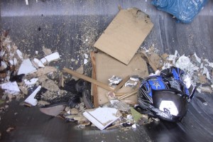 Harir01 078.jpg (300.65 KiB) 9104 mal betrachtet Die Presse öffnete sich wieder und der gepresste Dreck rutschte wieder runter in die Müllschüttung.