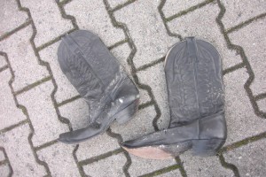 Harir01 112.jpg (273.31 KiB) 9104 mal betrachtet Nachdem ich die Cowgirlstiefel schnell rausgezogen hatte, waren sie auf den ersten Blick noch davongekommen. Doch neben Schrammen und Dreck am Leder zeigte sich auch, dass der eine Metallspann des Stiefels total verbogen war. Es hatte ja auch niemand der Müllpresse gesagt, mit den alten Lieblingen behutsam umzugehen. Grins!