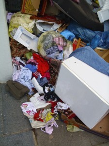 Janine06 170.jpg (393.75 KiB) 21087 mal betrachtet Ich ging um den großen Haufen herum und traute meinen Augen nicht.