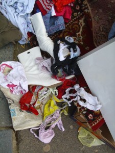 Janine06 171.jpg (417.45 KiB) 21087 mal betrachtet Da hatte doch eines dieser Girlies völlig schamlos seinen Intimmüll offen neben den Eingangsbereich geschmissen.