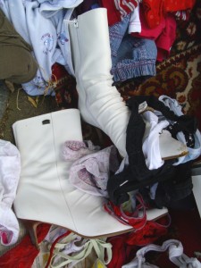 Janine06 172.jpg (396 KiB) 21087 mal betrachtet Alte Buffalostiefeletten warteten da auf den Hausmeister, die barmherzige Müllabfuhr, oder auf einen "Liebhaber".