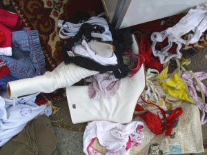 Janine06 174.jpg (381.17 KiB) 21087 mal betrachtet Eine Unmenge verschlissener sexy Girlietangas lag nun im Eingangsbereich eines Wohnblocks, wo sie doch eigentlich diskret verpackt in einer undurchsichtigen Mülltüte im Müllcontainer entsorgt gehören.