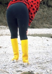 IMG0007.jpg (149.82 KiB) 11582 mal betrachtet Das erste mal in den neuen Absatzgummistiefeln: "Bin ich nicht hübsch in meinen neuen hohen Gummistiefelchen"