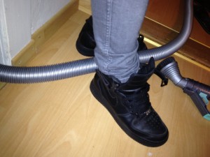 was naht denn da. die süssen sneaker wollen doch nicht in den müll. das wäre doch eine affennschande!