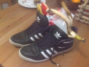 Hässliche Schuhe als Mülleimer nutzen, nix auf Dauer..