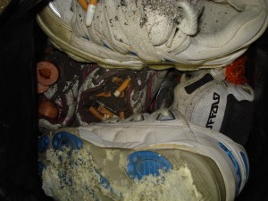 so siehts aus wenn eine ganze menge schuhe entsorgt werden.