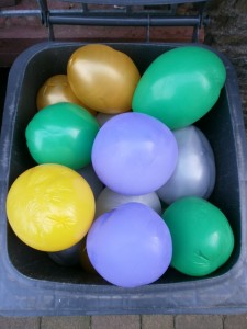 Noch nicht einmal haben die Mädels sich die Mühe gemacht, den alten Ballons die Luft rauszulassen. Die Mülltonne war nun irgendwie &quot;voll&quot;.
