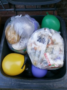 Der volle Küchenmüllbeutel kam gleich hinterher und schon sackte der Fastnachtsmüll kraftlos tiefer; - und ich dachte zuerst, die Ballons müssten eigentlich wg. Platz kaputt gemacht werden. Aber das Müllgewicht würde auch diesmal die Abfälle darunter zusammen sacken lassen.