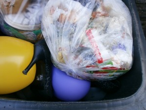 Der fette Küchenmüllbeutel lastete auf den weggeschmissenen Glitzerpumps und so sackten die in die labberigen Ballons. Obwohl es abgestöckelte Spitzpumps sind, platzt kein Ballon mehr.
