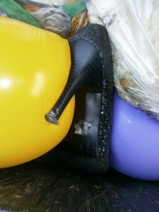 Abgestöckelte Glitzerpumps und labberige Luftballons, an Aschermittwoch hier in der Restmülltonne genau &quot;richtig&quot;.