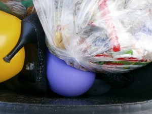 Da kommt noch viel mehr stinkender Dreck drauf; - ein schäbiges Ende für die noch vor kurzem im Rampenlicht stehenden Glitzerpumps!