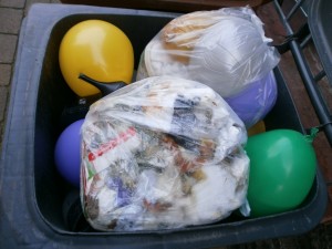 Der erste siffige Küchenmüllbeutel liegt schon drauf. Da kommt noch viel mehr Dreck hinzu und dann werden die alten Ballons auch ohne sie kaputt zu machen genauso platt sein wie die schon geplatzten!