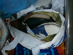 Eine ganze Mülltüte voll mit Schuhen und Sneakers!