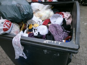 Müll0113 017.jpg (288.74 KiB) 6452 mal betrachtet Zerwühlter und schon vom Dreck versiffte sexy Frauenlumpen.