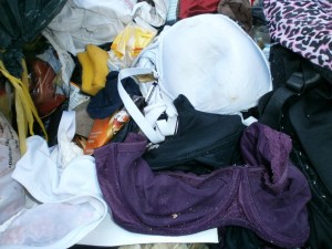 Müll0113 021.jpg (285.23 KiB) 6452 mal betrachtet Die ganze abgetragene Wäsche verdreckt und versaut, denn ein paar offene Mülltüten hatten schon ihren Dreck über die Lumpen verteilt.